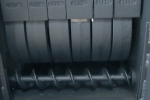  Besonderheit der Anlage der Lopper Kesselbau GmbH ist sein Rollrost aus einzelnen Scheiben: Die Spalte führen Luft in die Glut und verbessern die Verbrennung, während die Drehung des Rosts Schlackenbildung verhindert.   