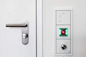  Tür mit elektronischem Schließzylinder, Nottürterminal und Kartenlesegerät; rund 1000 Türen in 175 Varianten werden abgesichert 