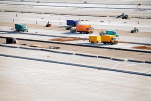  Betonarbeiten an den Vorfeldern im Juli 2009 nach Montage der Birco-Entwässerungsrinnen; Insgesamt über 1,3 Mio. m2 Betonfläche bieten den Flugzeugen den erforderlichen Platz zum Starten, Landen und Parken 