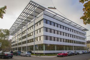  Doppelte Nutzfläche, halber Energieverbrauch: das sanierte Mathematik-Gebäude am KIT-Campus Süd | Foto: Manuel Balzer, KIT 