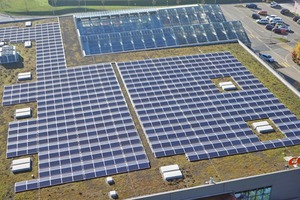  Auf-Dach-PV-Anlage auf einem Großmarkt in Oron La Ville in der Schweiz 