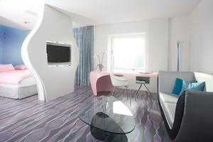  Das nhow Berlin verfügt über 304 Zimmer, darunter 46 Suiten, – jedes von ihnen ein einzigartiges Erlebnis mit innovativem und extravagantem Design, komfortabel und mit allen erdenklichen Annehmlichkeiten versehen.  
