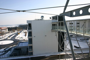  Blick vom Nürburgring zum VIP-Eingang des Lindner Congress & Motorsport Hotel 