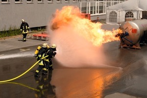 Löschvorführung im Rahmen der Siemens-Vorpressekonferenz bei der Feuerwehr Essen<br /> 