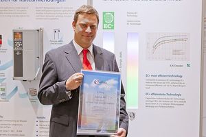  Tobias Dietz freut sich über den 2. Platz bei ProKlima für das EC+ System, das laut ILK-Studie energieeffizienteste Lüftersystem am Markt bei optimalen Komponenten 