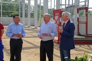  Geschäftsführer Hartmut Wendt und Wolfgang Dehoust im Gespräch mit Henning Onkes, Bürgermeister der Stadt Nienburg während des Richtfests. 