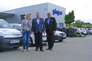  Sylvia Jörrißen MdB, Bernd Pieper (Alfred Pieper GmbH, Mitte) und Martin Everding (Geschäftsführer ITGA NRW e. V.) beim Besuch der Parlamentarierin in Hamm.  