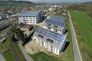  Ein Blick auf den „Solarpark Burgdorf“: Rechts sind drei rein solar beheizte Mehrfamilienhäuser zu sehen, links das neue Firmengebäude von Jenni Energietechnik. | Quelle: Jenni Energietechnik  
