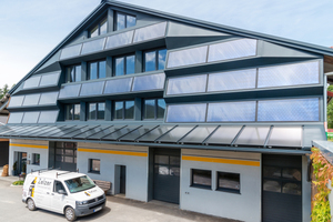  Das Firmengebäude der ortsansässigen Sanitär- und Heizungsfirma Zelzer fungiert als Heizzentrale des Nahwärmenetzes im Gewerbegebiet Bodenmais. 
