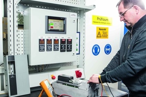  Techniker im Prüffeld: Im Servicecenter können alle Danfoss-Frequenzumrichter und ihre Komponenten getestet bzw. repariert werden.  