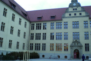  Das Schulgebäude im Oberstufenzentrum für Bürowirtschaft in Berlin-Lichtenberg 