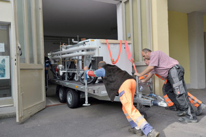  Der Tandemanhänger wird zur Anschlussstelle im Rathaus transportiert 