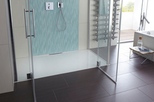  Das System aus emaillierter Duschfläche „Xetis“, integriertem Wandablauf und Montagesystem ermöglicht die innovative Gestaltung bodenebener Duschbereiche. 