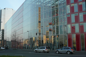  Ein konstruktives Highlight des Capricon Haus in Düsseldorf ist die i-modul-Fassade, bei dem integrierte Module kühlen, lüften und Wärme rückgewinnen. Zudem sind in die Fassadenpaneele Beleuchtungs-, Schallabsorptions- und Raumakkustik-Elemente integriert 