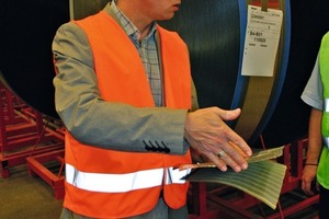  Tobias Bohlin, Herstellungsleiter am Standort, erklärt die Produktionsschritte für die Fertigung der Rotationswärmeübertrager 