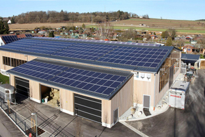  Die Bürger-Energie-Genossenschaft ND-SOB-AIC und Betreiberin einer Reitanlage nutzen jeweils 30 kWp des PV-Systems auf dem Dach des Reiterhofs. 