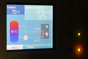  An der Steuerung des ?Thermo-Kit?-Moduls hat Beromin einmalig die gewünschte Kesseltemperatur eingestellt. Auf dem Display kann Jürgen Sossong dann u.a. die aktuelle Temperatur und die durch die Rückgewinnung der Kompressionswärme eingesparte Energie able 