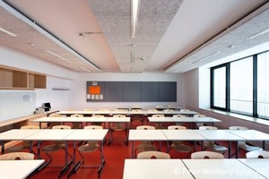  Tageslicht- und präsenzabhängig gesteuerte Langfeldleuchten in den Klassenzimmern
(Foto: Peter Wankerl, k-plan AG) 