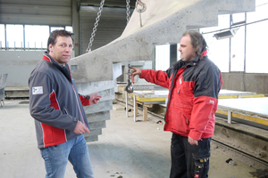  Vorarbeiter Raimund Bosch von Klaus Hoch- und Tiefbau (rechts)  erklärt  Produktionsleiter Wolfgang Sonntag von mobiheat ein gefertigtes Treppenteil. 