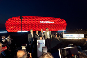  Mit dem 1. Spieltag zur Bundesligasaison 2015/2016 startete der Regelbetrieb der neuen LED-Beleuchtung in der Allianz Arena in München. 