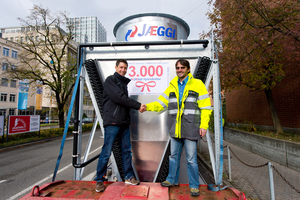  Feierliche Übergabe des 3000sten hybriden Trockenkühlers vom Jaeggi-Projektleiter Marco Baumann (links) an Daniel Senn von Stadtwerk Winterthur 