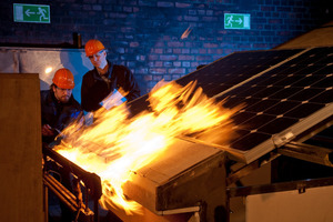  TÜV Rheinland führt gemeinsam mit den Fachleuten von Currenta in Leverkusen Brandschutztests an Solarmodulen durch 