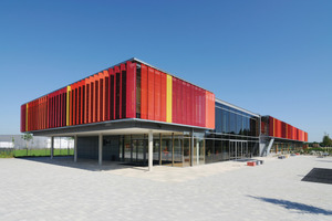  Transparenz von innen nach außen bei gleichzeitigem Sonnenschutz: Bei&nbsp;der Grundschule in Neubiberg bringen bunte Lamellen Leben in die Schulfassade 