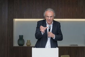  Werner Sobek bei der Eröffnung des Aktivhauses B10, in dem die neue, effiziente Steuerungstechnik von alphaEOS erstmals eingesetzt wird.  