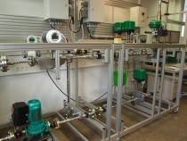 Gespendete Wilo-Pumpe im neuen Versuchstand „Industrielle Durchflussregelung“ an der HTW Dresden