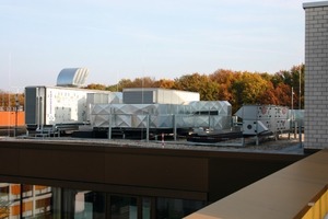  Zentralgeräte verschiedener Klimasysteme, die unterschiedliche Aufgaben im Gebäude zu erfüllen haben, auf dem Gebäudedach 