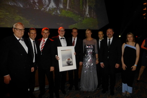  Bundesaußenminister Guido Westerwelle (5. v.l.) gratulierte ebm-papst zur hochkarätigen Auszeichnung beim Deutschen Nachhaltigkeitspreis 2012 in Düsseldorf (4. v.l. Rainer Hundsdörfer, Vorsitzender der Geschäftsführung der ebm-papst Gruppe) 