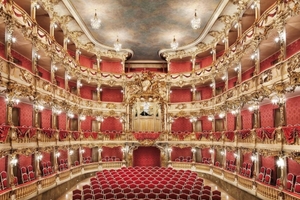  Das Münchener Traditionstheater Cuvilliés wurde 2008 nach umfassender Modernisierung wiedereröffnet. Dabei wurden auch die haustechnischen Anlagen mit energieeffizienter Technik ausgerüstet 
(Foto: Bayerische Schlösserverwaltung, Mannsmann)
  