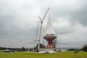  Beim Hüllentausch wurde die neue Hülle über die Antennenschüssel gehoben. 