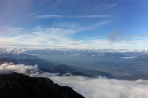  Blick vom Dobratsch-Gipfelhaus in den Gailtaler Alpen 