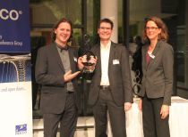 Professor Timo Leukefeld und Stephan Riedel bei der Verleihung des „Renergy Award“ im Rahmen der CEB.