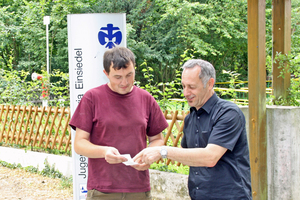  Oliver Schmitt (links) von HS-Galabau und der Planer, Dipl.-Ing. Manfred Umhauer haben sich für einen Kunststoff-Löschwasserbehälter entschieden.  