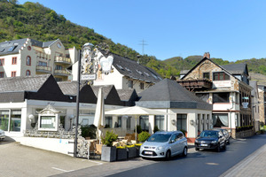  Das Hotel ist im Lauf der Jahre gewachsen. Seine 70 Zimmer verteilen sich auf verschiedene Gebäude. Im Hintergrund: das namensgebende Schloss. 