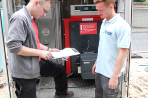  Thomas Funke (links) bei der Übergabe der Anlage an den zuständigen Heizungsfachhandwerker, Meik Klink, Juniorchef der H.D. Klink GmbH. 