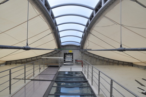  Transparente Dachkonstruktion aus Membranen mit Tageslichtelement<br /> 