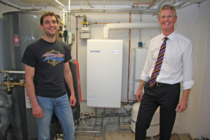 Christian Aberl (links) und Martin Eichelbrönner, Elcore, vor dem in Betrieb genommenen Brennstoffzellenheizgerät 