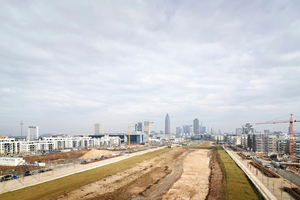  Die Skyline von Frankfurt am Main im Hintergrund, der „Europagarten“ in der Entstehung im Vordergrund: Vor dieser exklusiven Kulisse wird das Wohnensemble „BelVista“ erbaut.  