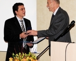  Dr.-Ing. Konstantinos Stergiaropoulos, Assistent des Bereichsvorstands für Entwicklung bei der Bosch Thermotechnik GmbH, wurde der Ehrenring des Vereins Deutscher Ingenieure für „Verdienste in der Technik“ verliehen 