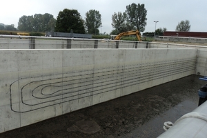  Eine Soleflüssigkeit innerhalb der 500 m PE-Rohre transportiert die dem Abwasser entzogene Wärme zum Verdampfer der Wärmepumpe, wo ein Kältemittel es auf hohe Temperaturen bringt und die dabei aufgenommene Energie speichert. 