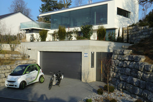  Südansicht - E-Fahrzeuge vor der Garage 