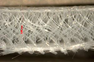  Großflächiger Wärmetauscher ganz klein: dreidimensionales Abstandsgewirke als Kern textiler Heiz- oder Kühlelemente im Querschnitt  