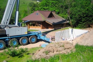  Die Beton-Fertigteile wurden mit einem Kran an die vorgesehen Stellen gesetzt 