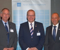 Ausgezeichnete VDI-Experten: Rolf Joska (links) und Dr.-Ing. Udo Gommel (rechts). Prof. Dr.-Ing. Manfred Curbach (Mitte) wurde die VDI- Wolfgang-Zerna-Ehrenmedaille verliehen.