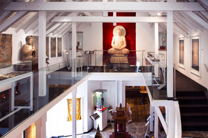  Galerist Peter Hardt ließ eine alte Scheune zu einem eleganten Präsentationsort mit Charme umbauen.  