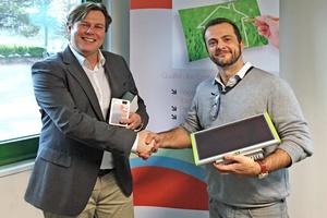  Martin Kaiser (links), Leiter des Bereichs Services der Hager Group, und Didier Dufournet (rechts), Geschäftsführer von Azimut Monitoring, am 29. Januar 2016. 