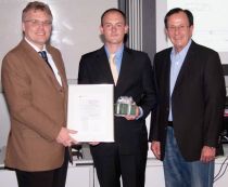 Prof. Dr.-Ing. Michael Arnemann, Preistr?ger Mario Hermann, Hans P. Meurer (von links) 